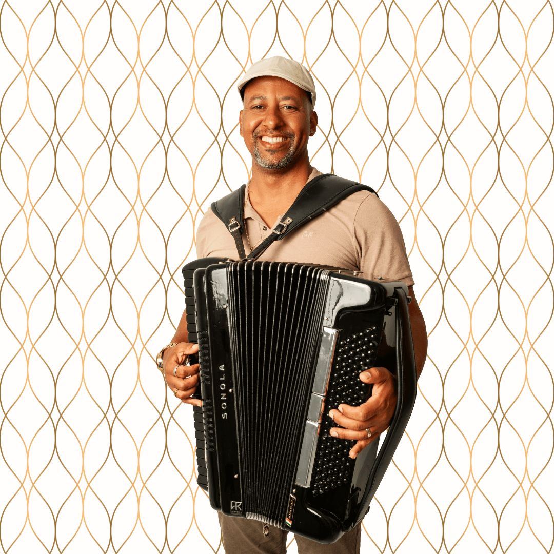 Portrait of Alex Sanfoneiro with an accordion.